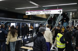 Επιβάτες στην αποβάθρα την ημέρα των πανηγυρικών (από την κυβέρνηση) εγκαινίων του Μετρό της Θεσσαλονίκης